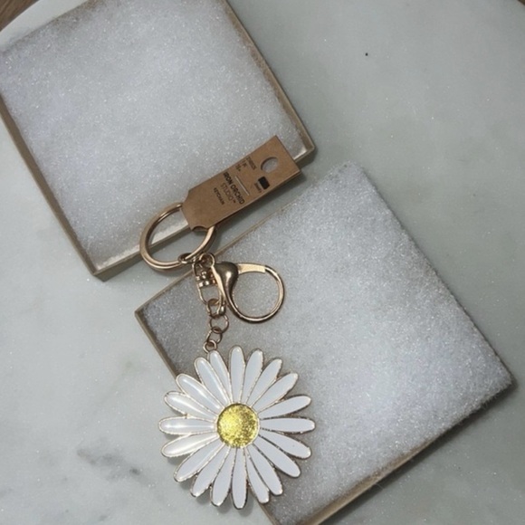 Charming Daisy 🌼 Keychain with Gold Accents NWT 🌼 - Picture 1 of 4